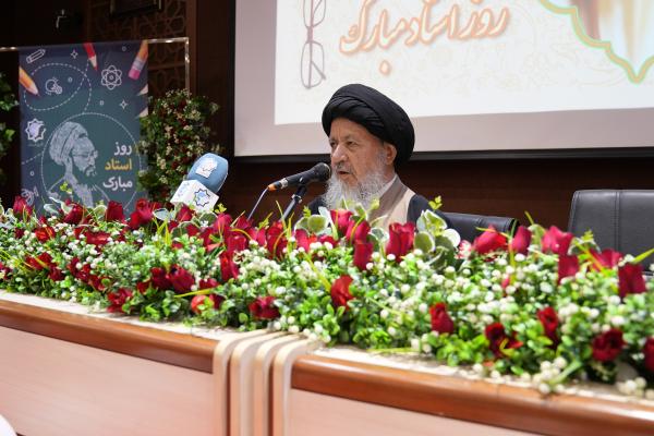 «معلمها می آموزند، دختران میسازند؛ جشن همدلی در دانشگاه جامع انقلاب اسلامی »   مراسم بزرگداشت روز استاد، ولادت حضرت فاطمه معصومه (س) و روز روانشناس در دانشگاه جامع انقلاب اسلامی برگزار شد